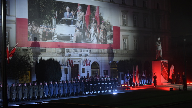 Trwa uroczystość odsłonięcia pomnika Lecha Kaczyńskiego